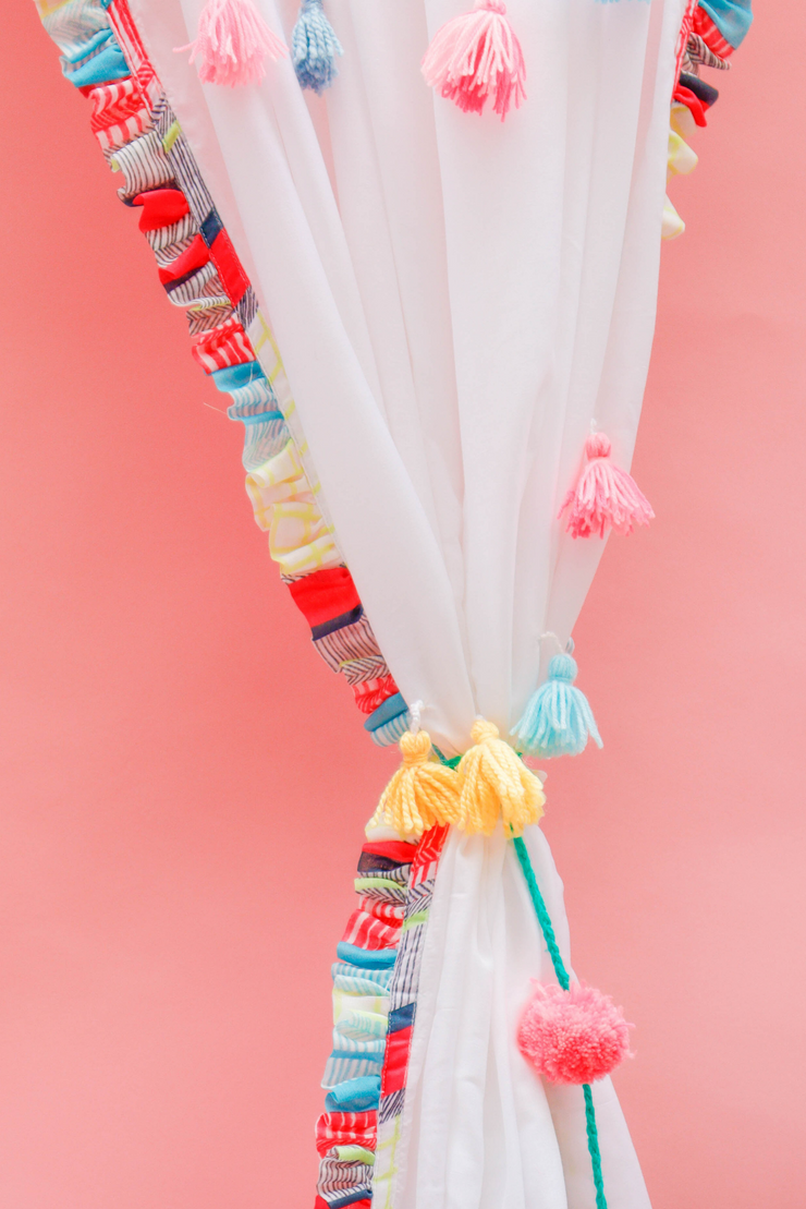 Multicolor frilled curtain